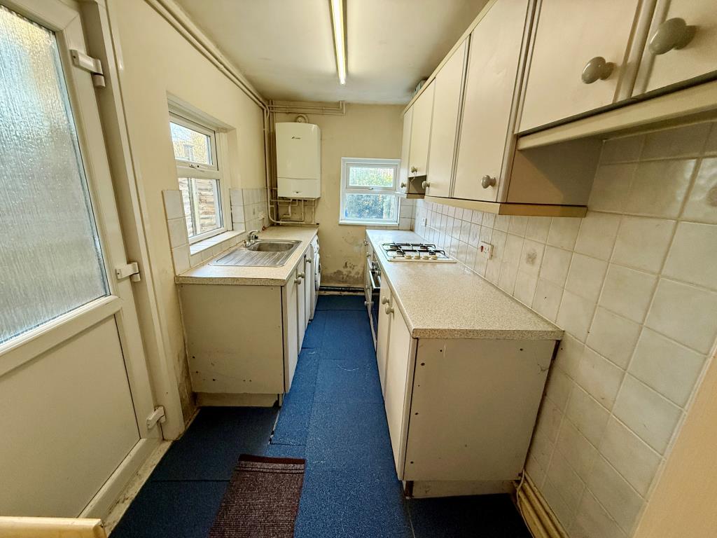 Lot: 100 - TERRACE HOUSE FOR IMPROVEMENT - Kitchen